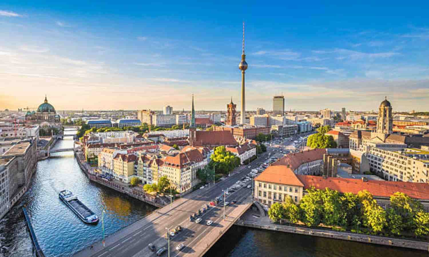 Depende de si vives en la ciudad o a las afueras. Las ciudades son más caras. Si piensas emigrar a Alemania y vas a vivir en ciudad, hay notables diferencias del costo de vida en Alemania entre unas ciudades a otras. 