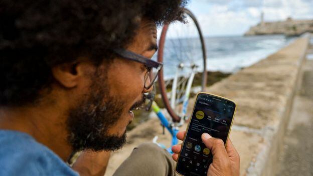 Los cubanos pueden acceder a internet con sus móviles desde hace poco más de cuatro años. GETTY IMAGES