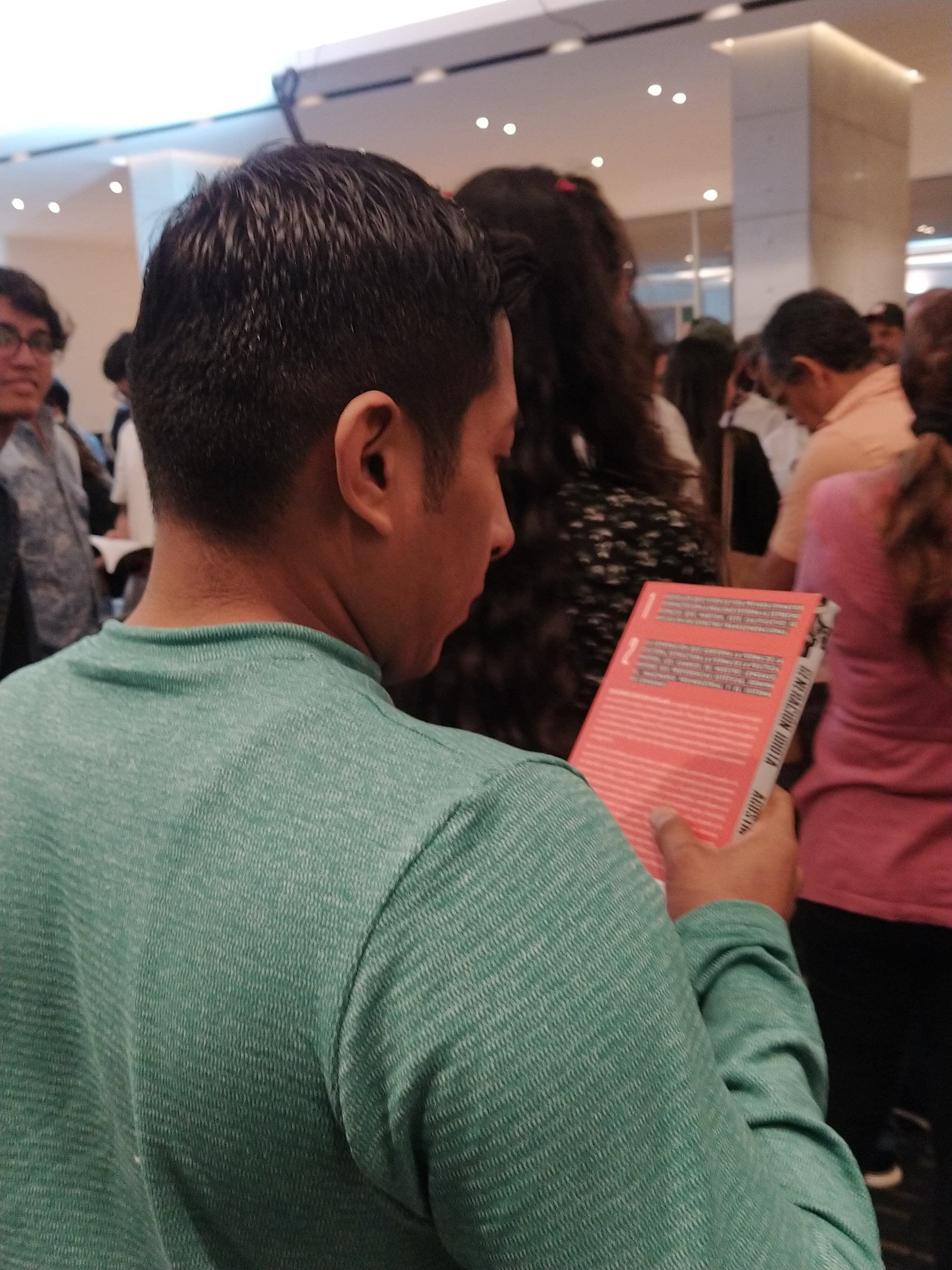 Cientos de personas hicieron fila para recibir la firma del autor de 'Generación idiota', la noche del domingo 24 de septiembre, en la Feria del Libro de Guayaquil.