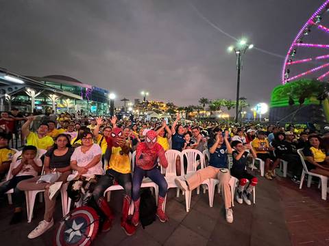 Ecuador vs México: más de 300 guayaquileños alientan a la Tri desde el Malecón Simón Bolívar 