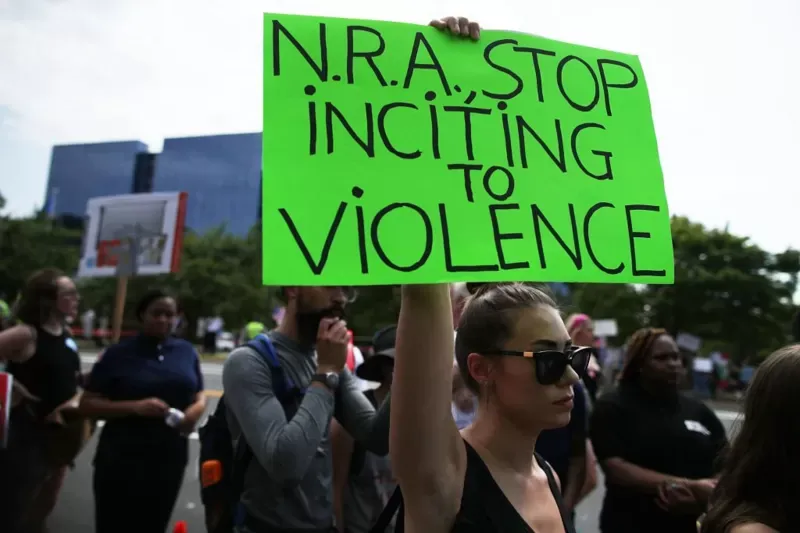 La Asociación Nacional del Rifle (NRA, por sus siglas en inglés) es el epicentro de la mayoría de las protestas en contra de la portación de armas.