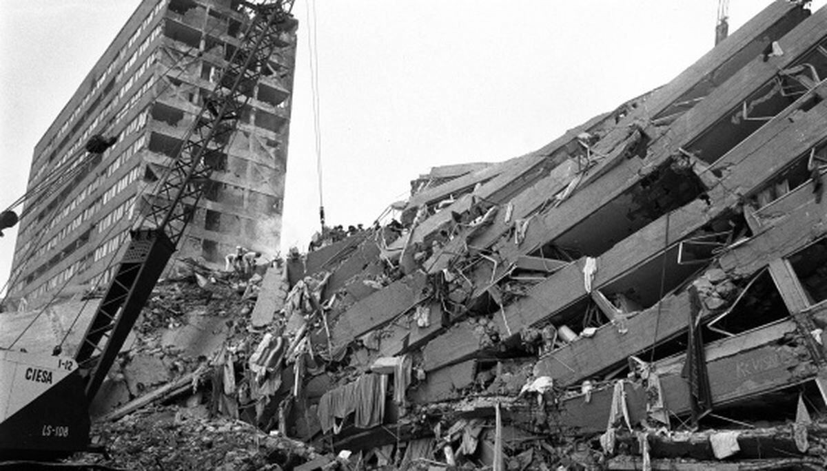 Un edificio derrumbado tras el terremoto del 19 de septiembre de 1985. Foto: Manuel Escalera