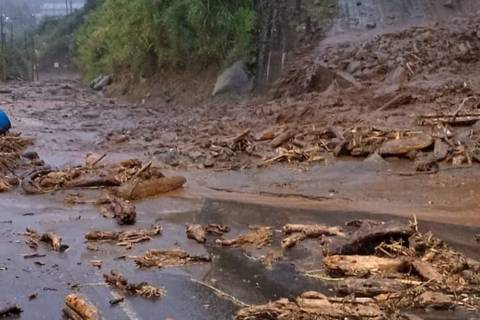 Clases presenciales suspendidas en áreas afectadas de Penipe y Baños, además se pide precaución al sector turístico