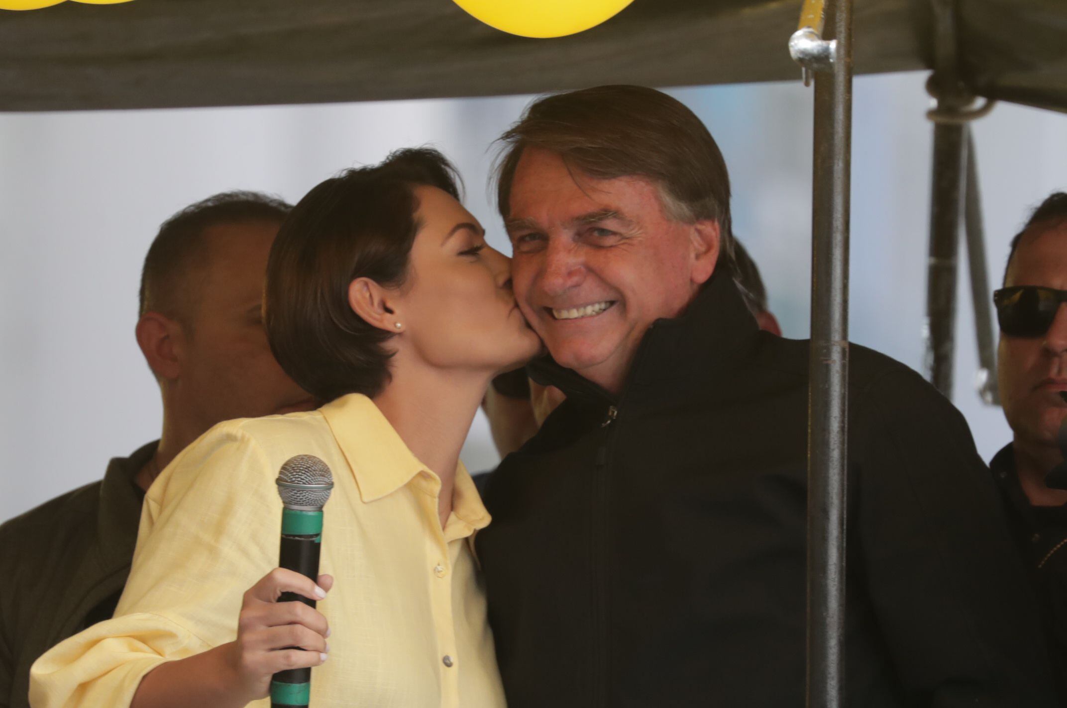 Michelle Bolsonaro le da un beso en la mejilla a su esposo, el presidente de Brasil, Jair Bolsonaro, durante el primer acto de campaña del mandatario de cara a las elecciones presidenciales del 2 de octubre, hoy, en Juiz de Fora (Brasil). EFE/Andre Coelho 