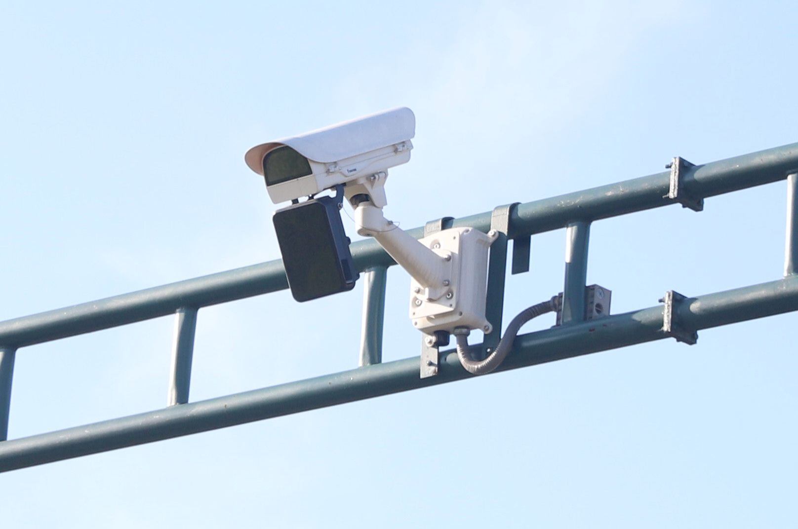 Una de las cámaras de videovigilancia que forman parte del nuevo sistema integral de vigilancia de Samborondón. Estas cuentan con bocinas IP, las cámaras giran 360º, son multidireccional  y también sirven de lectores de placas.  Foto: José Beltrán