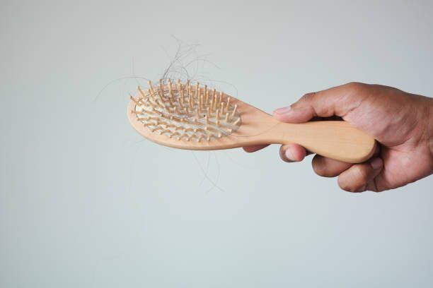 Usar un peine inadecuado para tu tipo de cabello puede causar que este se caiga