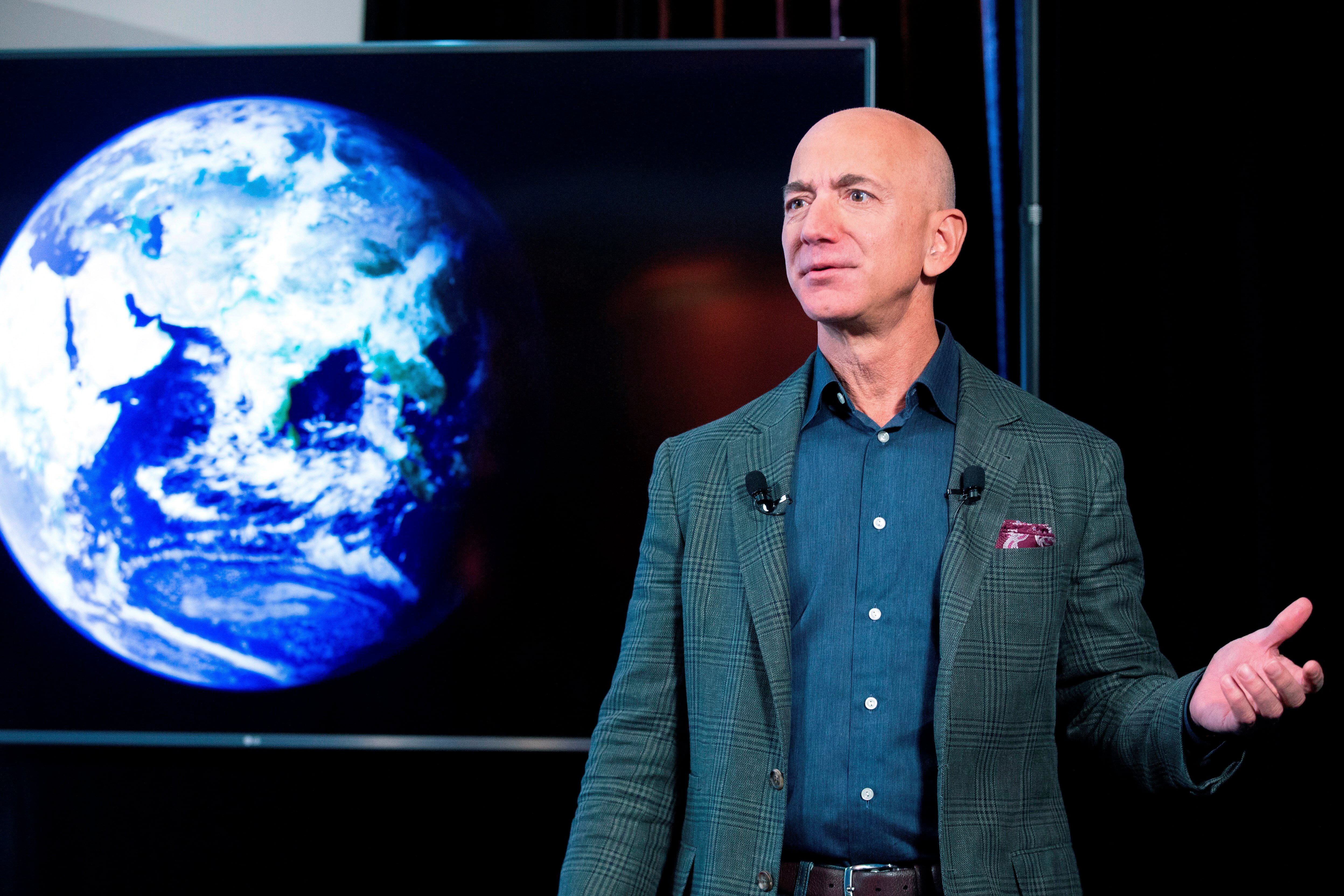 Jeff Bezos dice que vuelo de Richard Branson no tiene altitud suficiente para ser espacial