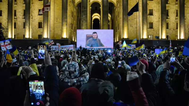 Unos 30.000 georgianos escucharon al presidente de Ucrania, Vlododymyr Zelensky, durante una protesta multitudinaria.