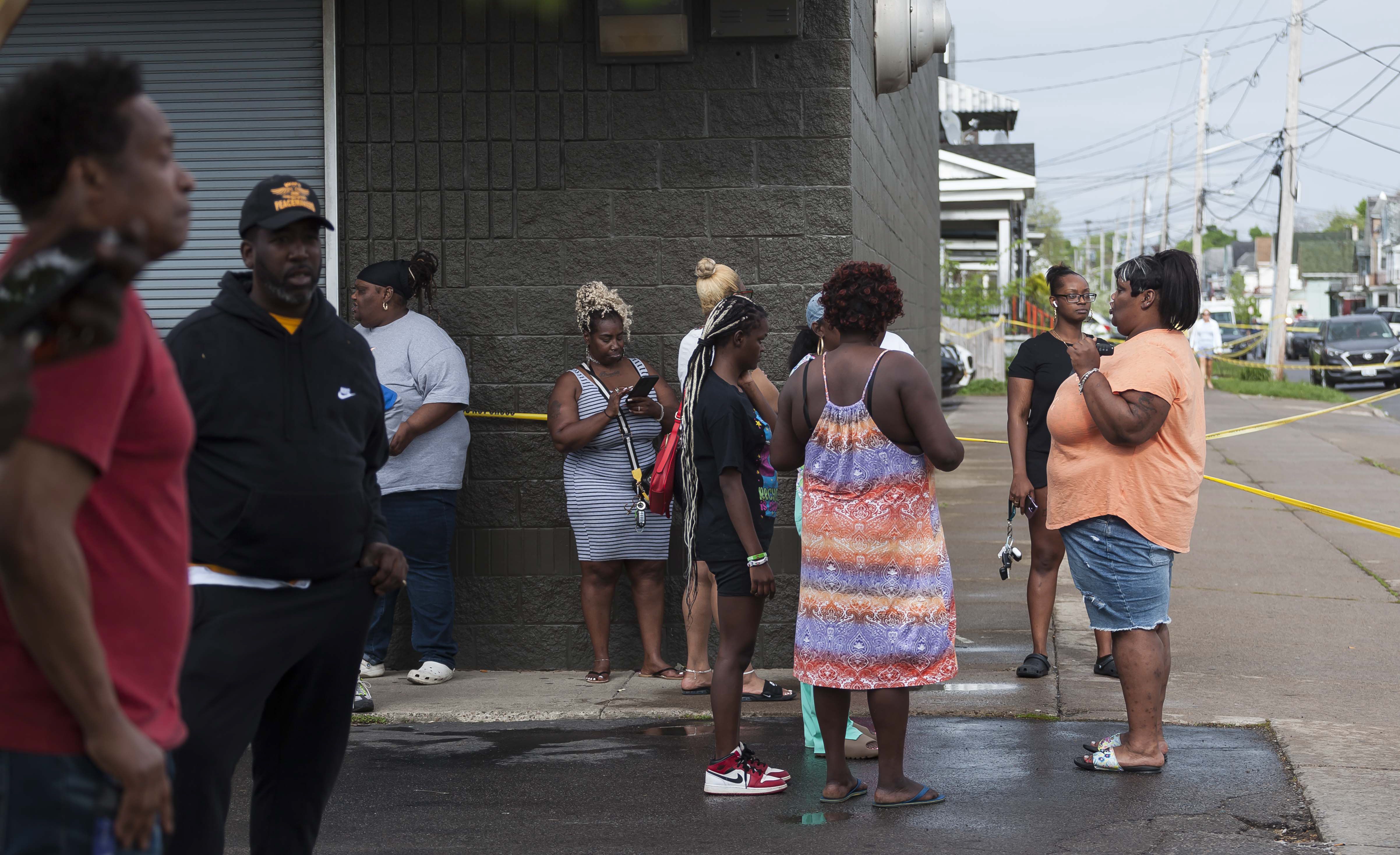 Miembros de la comunidad se reunieron cerca de la escena del tiroteo masivo en la tienda de comestibles Tops Friendly Market en Buffalo, Nueva York. EFE/EPA/BRANDON WATSON 