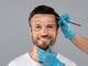 Las cirugías estéticas más comunes que se practican los hombres: desde la blefaroplastia hasta tratamientos para la caída de pelo