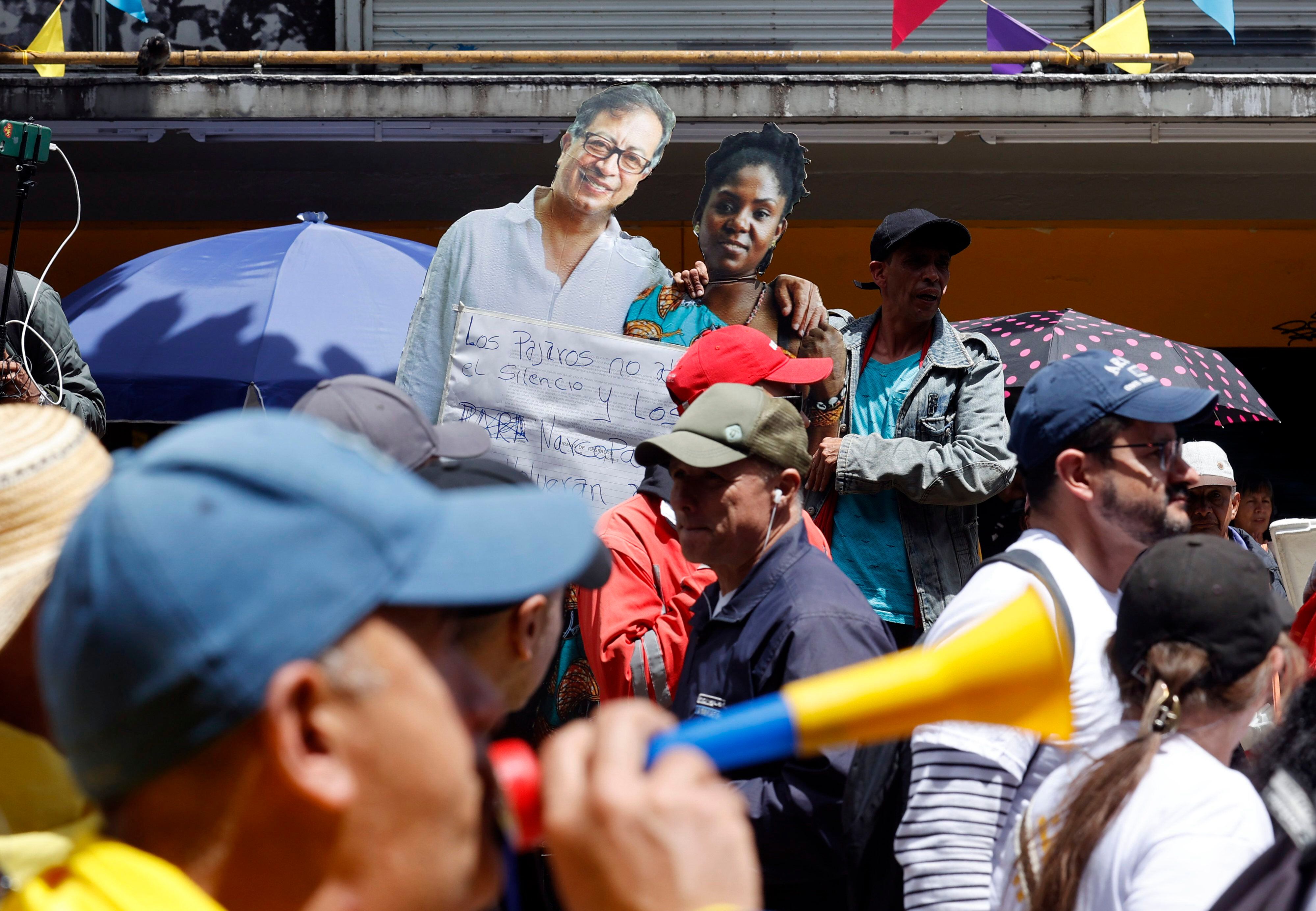 Simpatizantes del presidente de Colombia, Gustavo Petro, muestran pancartas en señal de apoyo durante protestas en su contra hoy, en la Plaza de Bolívar en Bogotá (Colombia). 