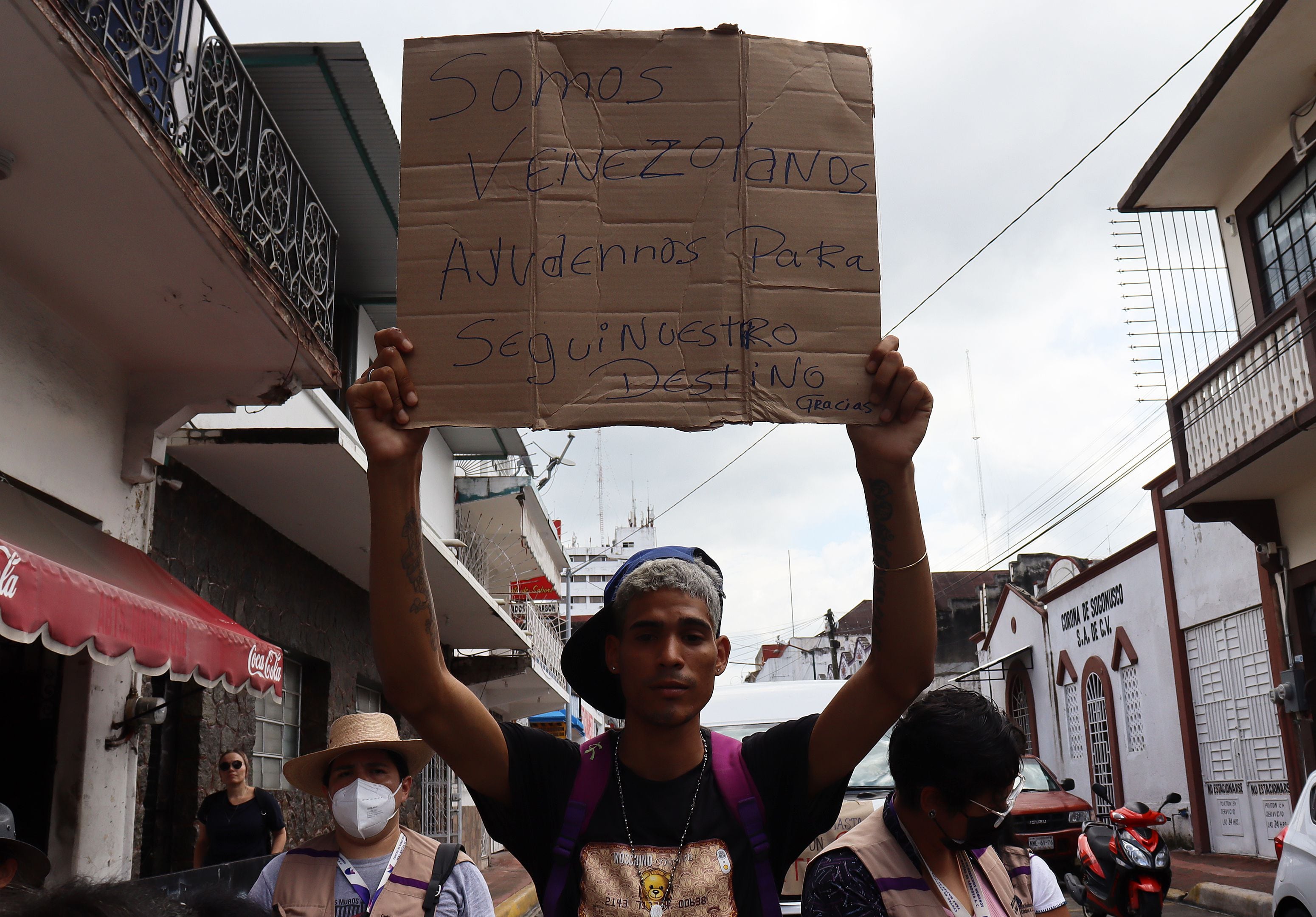Migrantes centroamericanos marchan, hoy, en calles de la ciudad de Tapachula, estado de Chiapas (México). EFE/Juan Manuel Blanco 