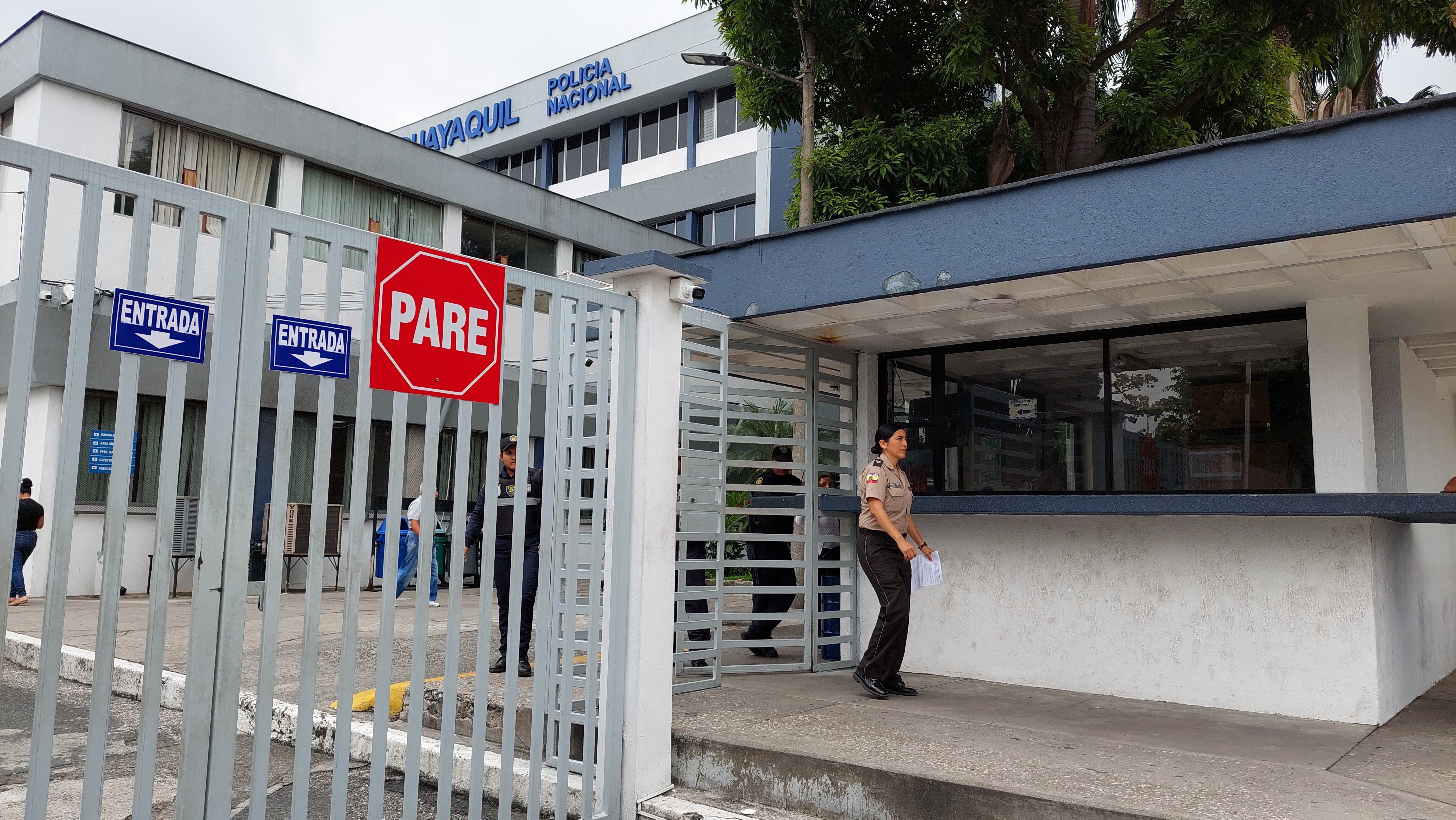 Allanan el hospital de la Policía en Guayaquil por  emisión irregular de permisos médicos