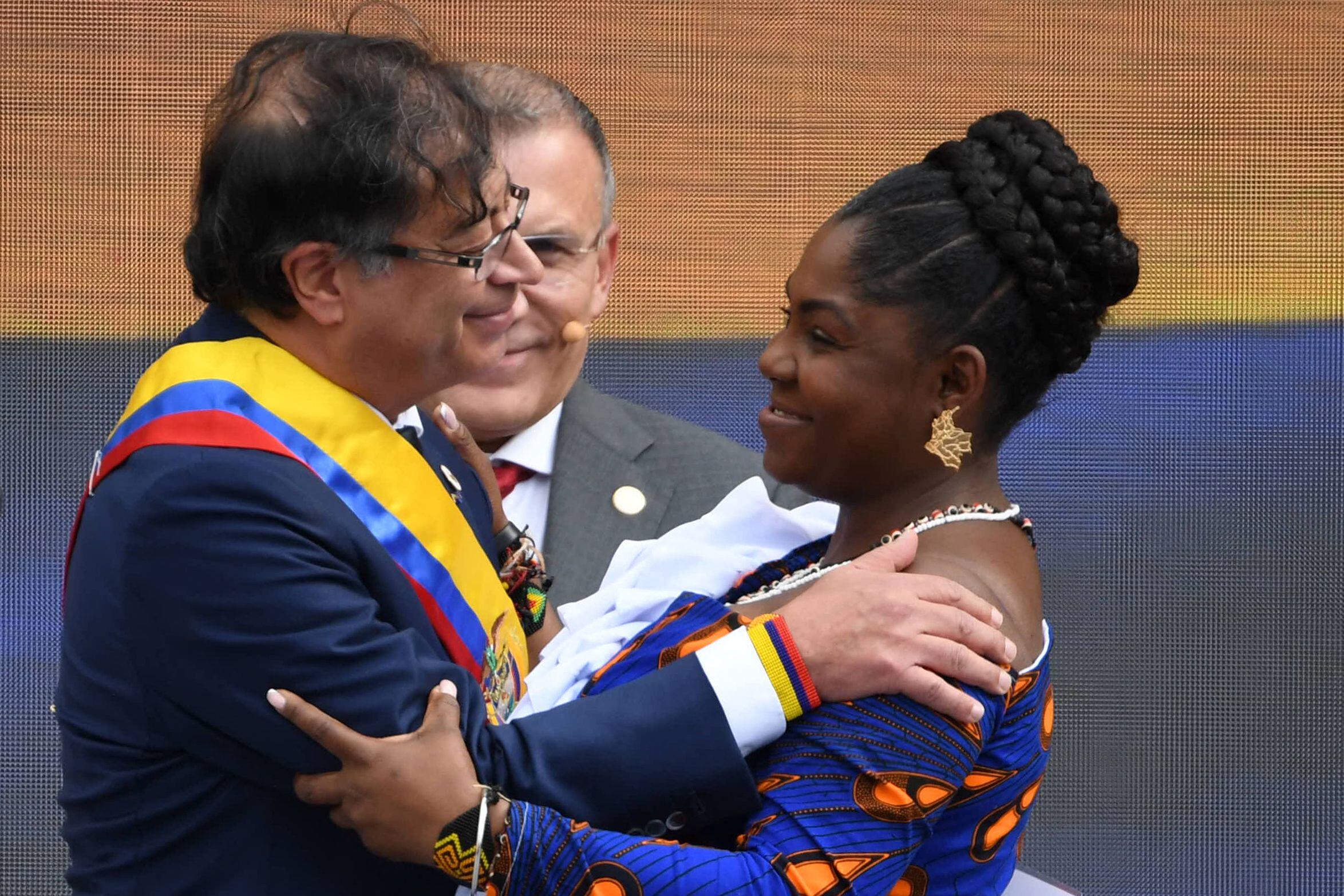 El nuevo presidente de Colombia Gustavo Petro (L) y la vicepresidenta Francia Márquez saludan durante la ceremonia de toma de posesión en la plaza Bolívar de Bogotá, el 7 de agosto de 2022.