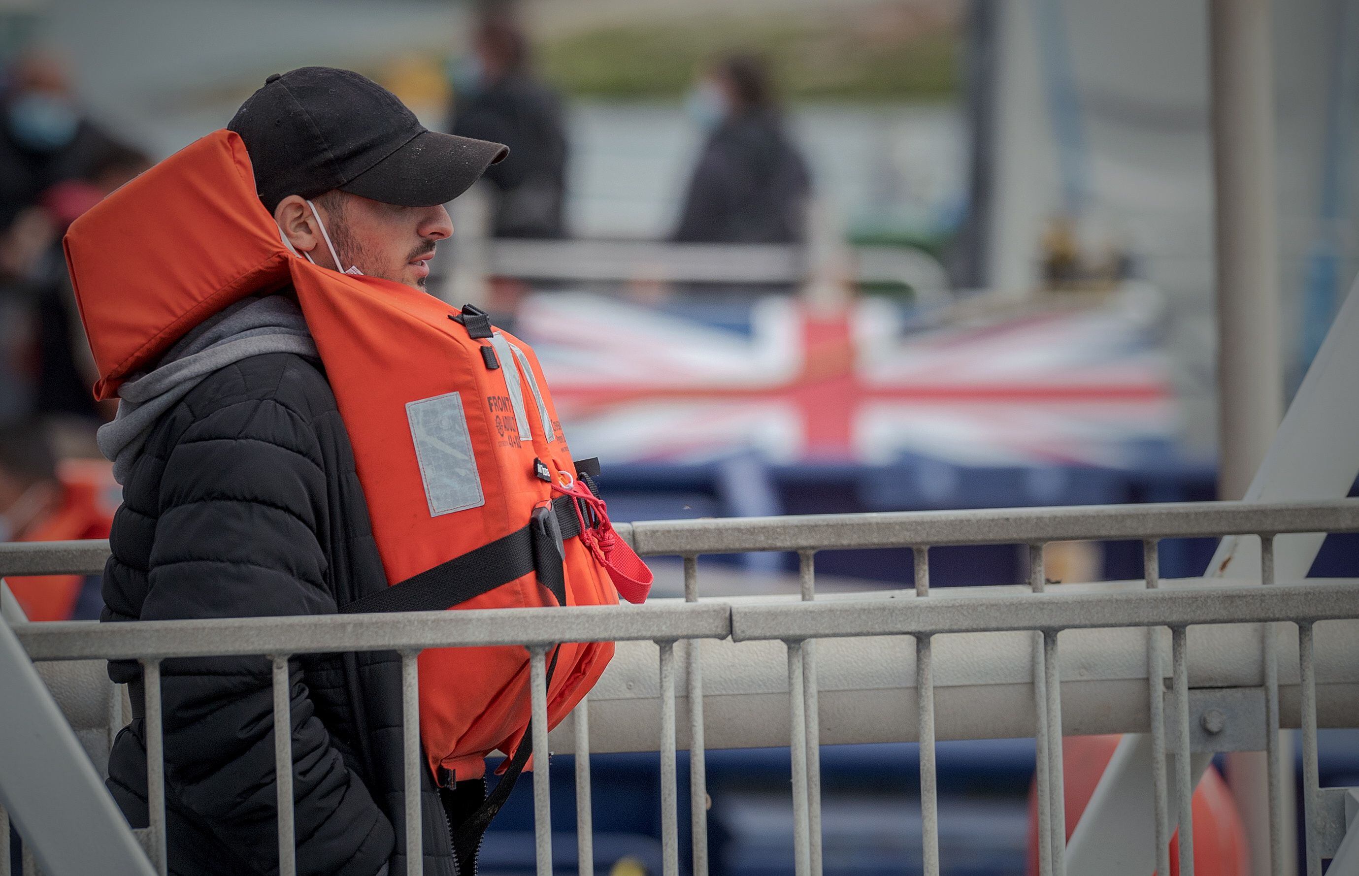 uncionarios de la Fuerza Fronteriza escoltaron a personas en barcos que cruzaban el Canal de la Mancha desde Francia hasta Dover, Gran Bretaña. EFE/EPA/STUART BROCK