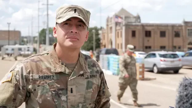 El teniente Román Ramírez afirma que su escuadrón ha repartido más de 80.000 botellas de agua en Jackson, Misisipi, ante la crisis de agua potable.
