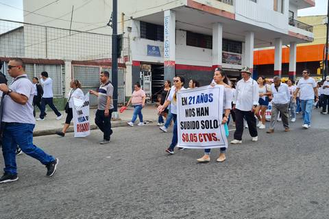 Transportistas urbanos marchan por la avenida Quito, en Guayaquil, y buscan ingresar acción de protección en la Corte de Justicia
