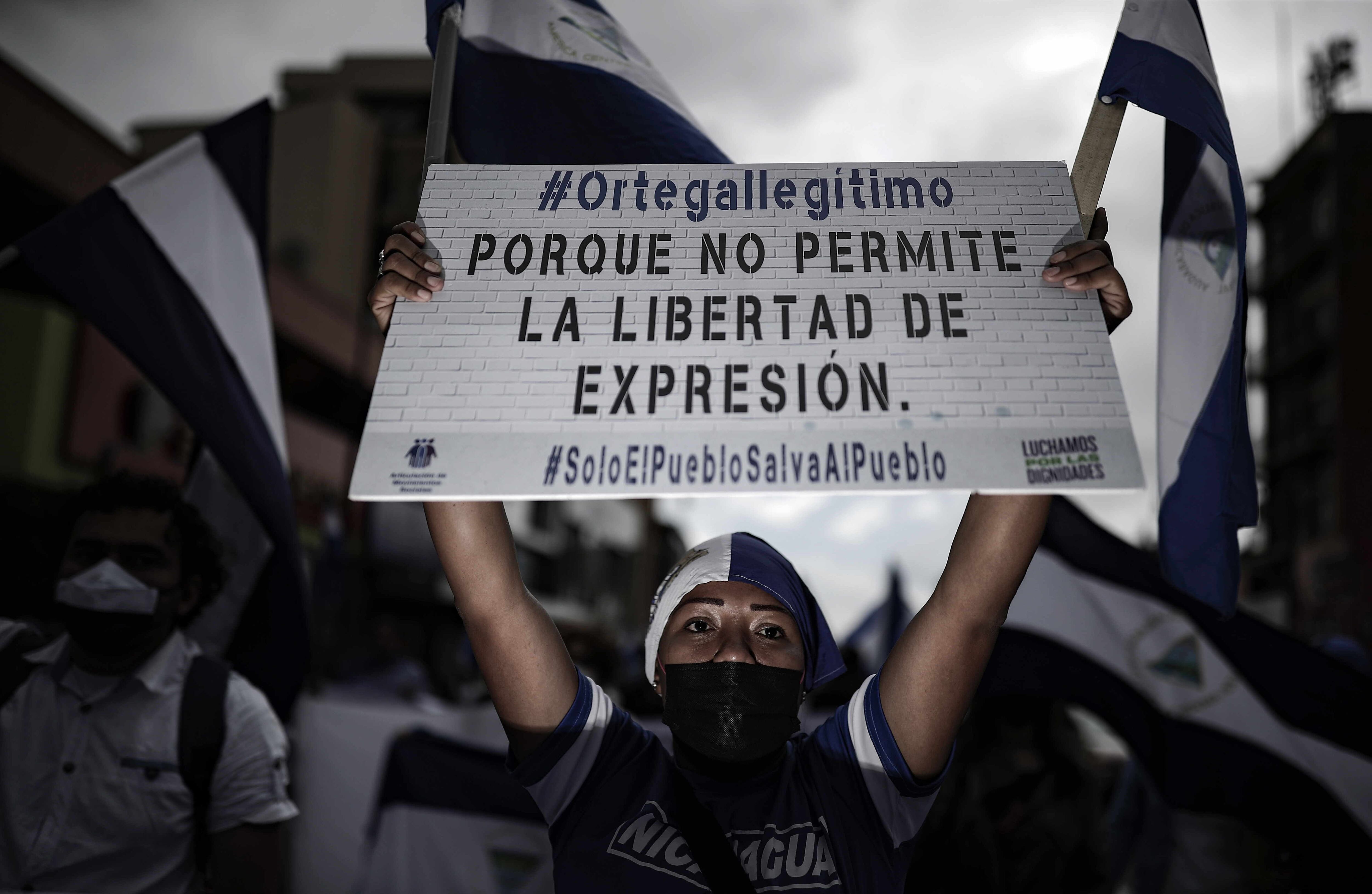 SJS01-SAN JOSÉ (COSTA RICA) 29/5/2022- Cientos de nicaragüenses marchan hoy en San José (Costa Rica), honrando la memoria a los que perdieron la vida en la marcha del Día de la Madre el 30 de mayo del 2018 en Nicaragua, durante el régimen de Daniel Ortega. EFE/Jeffrey Arguedas 