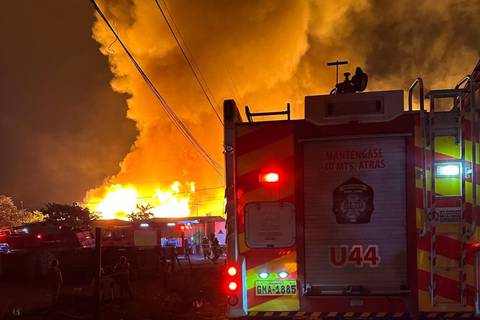 Más de 80 bomberos y 20 unidades combaten incendio en fábrica de la vía a Daule