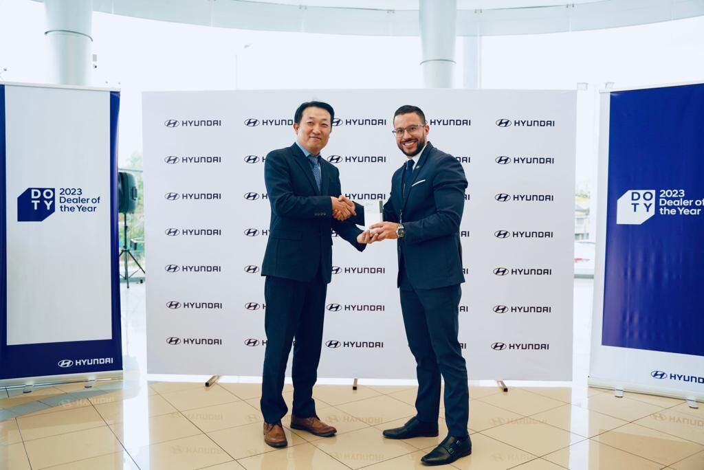Neoauto y su agencia Cumbaya recibieron el premio DOTY 2023 por parte del señor JK Kim (izq.), sales senior Manager de Hyundai para América Central y del Sur.

