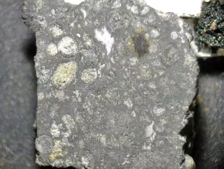Fragmento de un meteorito tipo condrita carbonácea en el que se encuentran compuestos orgánicos. ¿Fue necesaria la contribución de esos compuestos para el origen de la vida, o simplemente confirman que el origen químico de la vida, tal como lo investigamos en el laboratorio, es posible? C. Menor-Salván