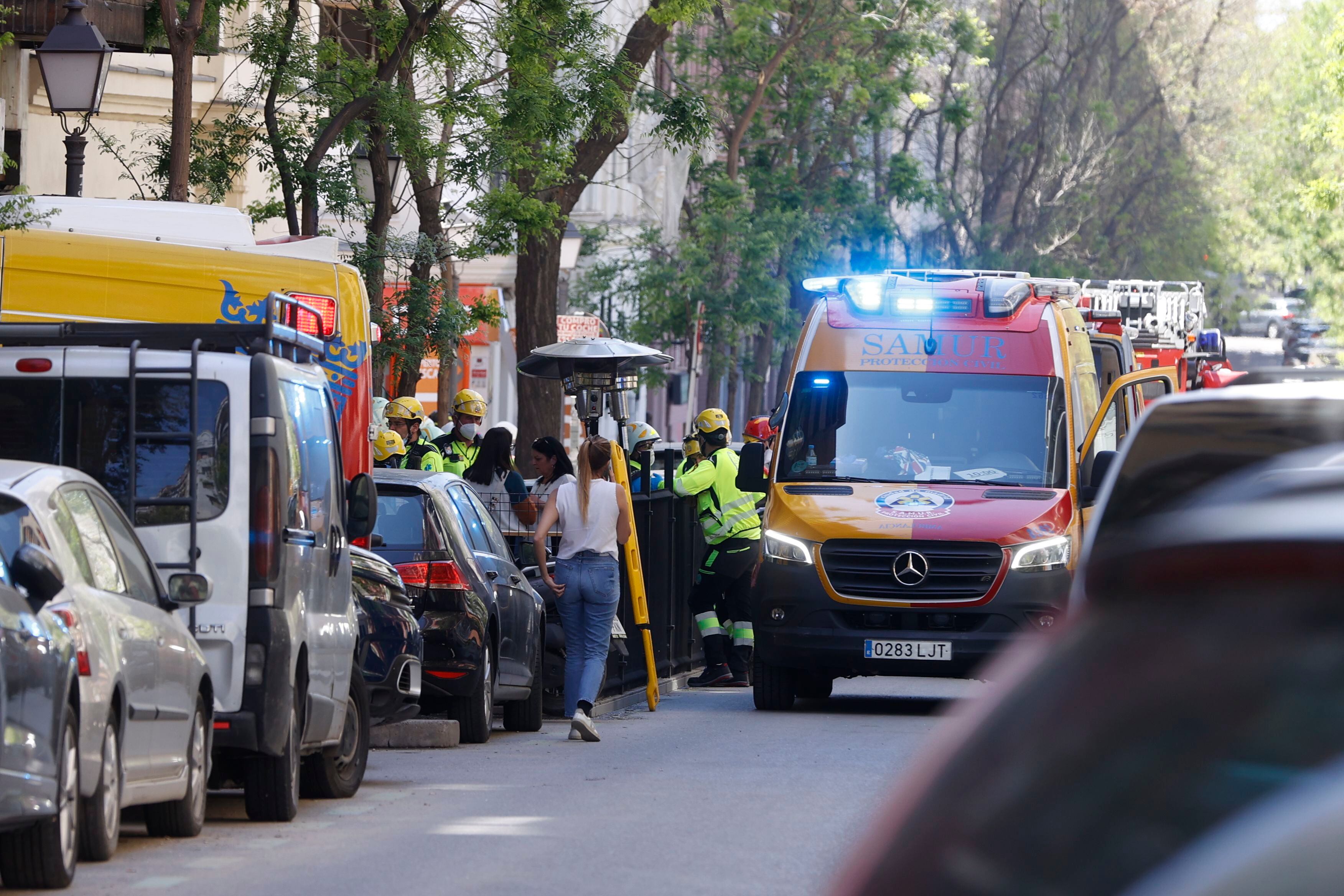 Los servicios de emergencias trabajan frente al edificio afectado. EFE/ J.j. Guillén 