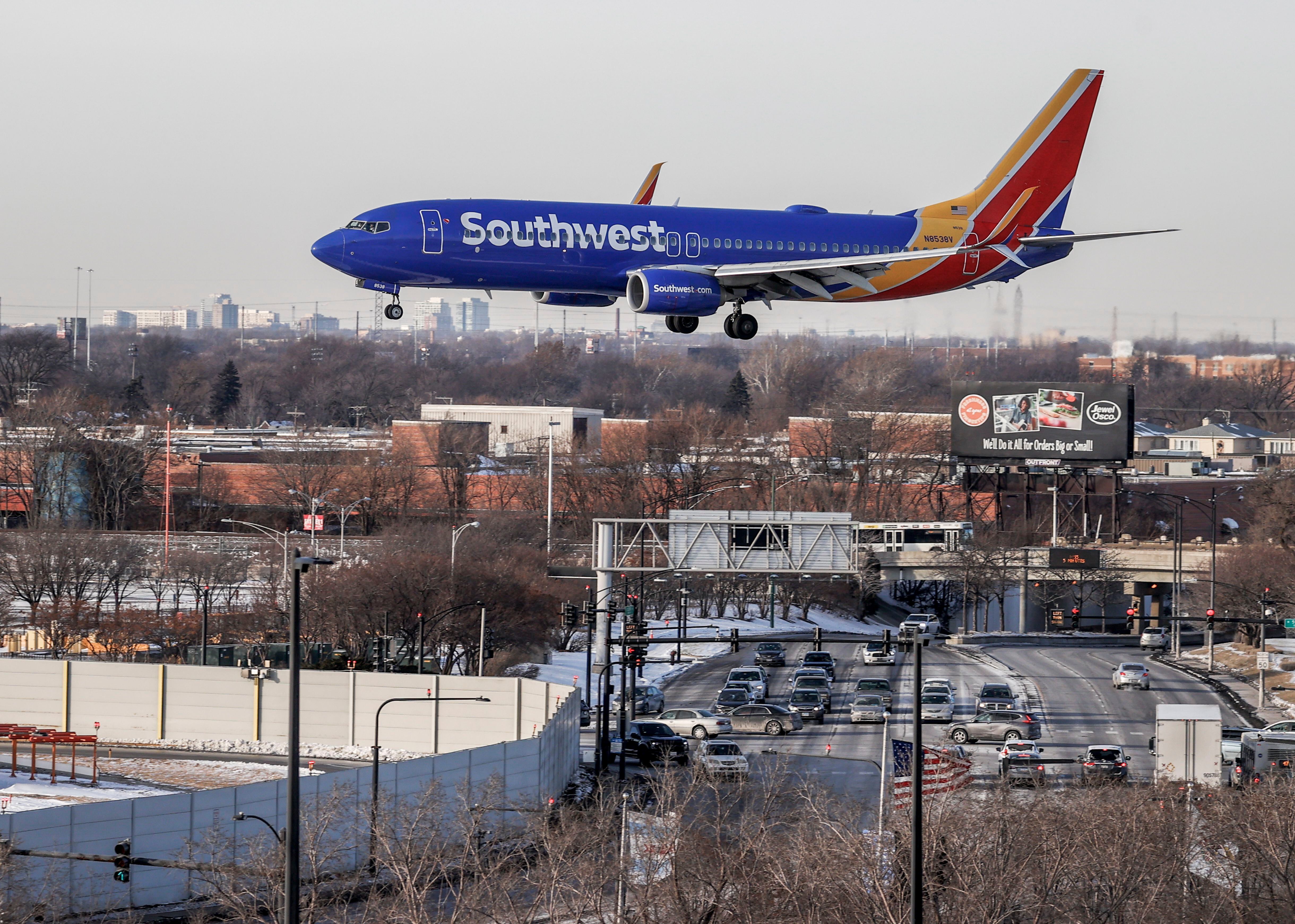 Vista de un avión de la aerolínea Southwest aterrizando en el Aeropuerto Internacional de Midway, en Chicago, Illinois, el 27 de diciembre de 2022. EFE/Tannen Maury 