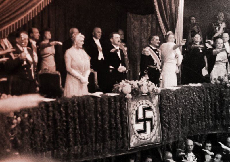 GETTY IMAGES El almirante von Horthy, el regente húngaro, y su esposa en la Ópera de Berlín en una función de "Lohengrin" de Richard Wagner con Adolf Hitler el 25 de agosto de 1938 en Berlín, Alemania.