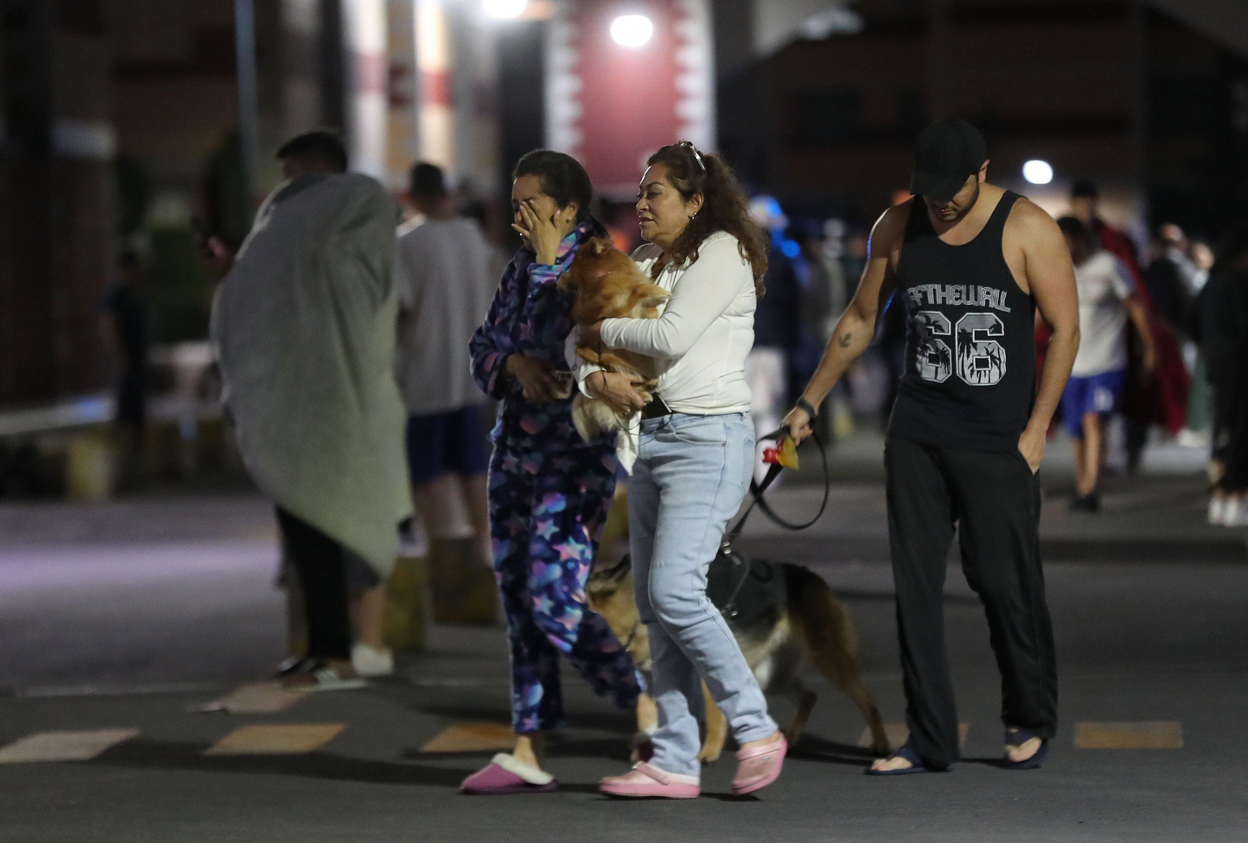 Personas permanecen en las calles después de registrarse un terremoto la madrugada de este jueves en la Ciudad de México (México). EFE/ Sáshenka Gutiérrez 