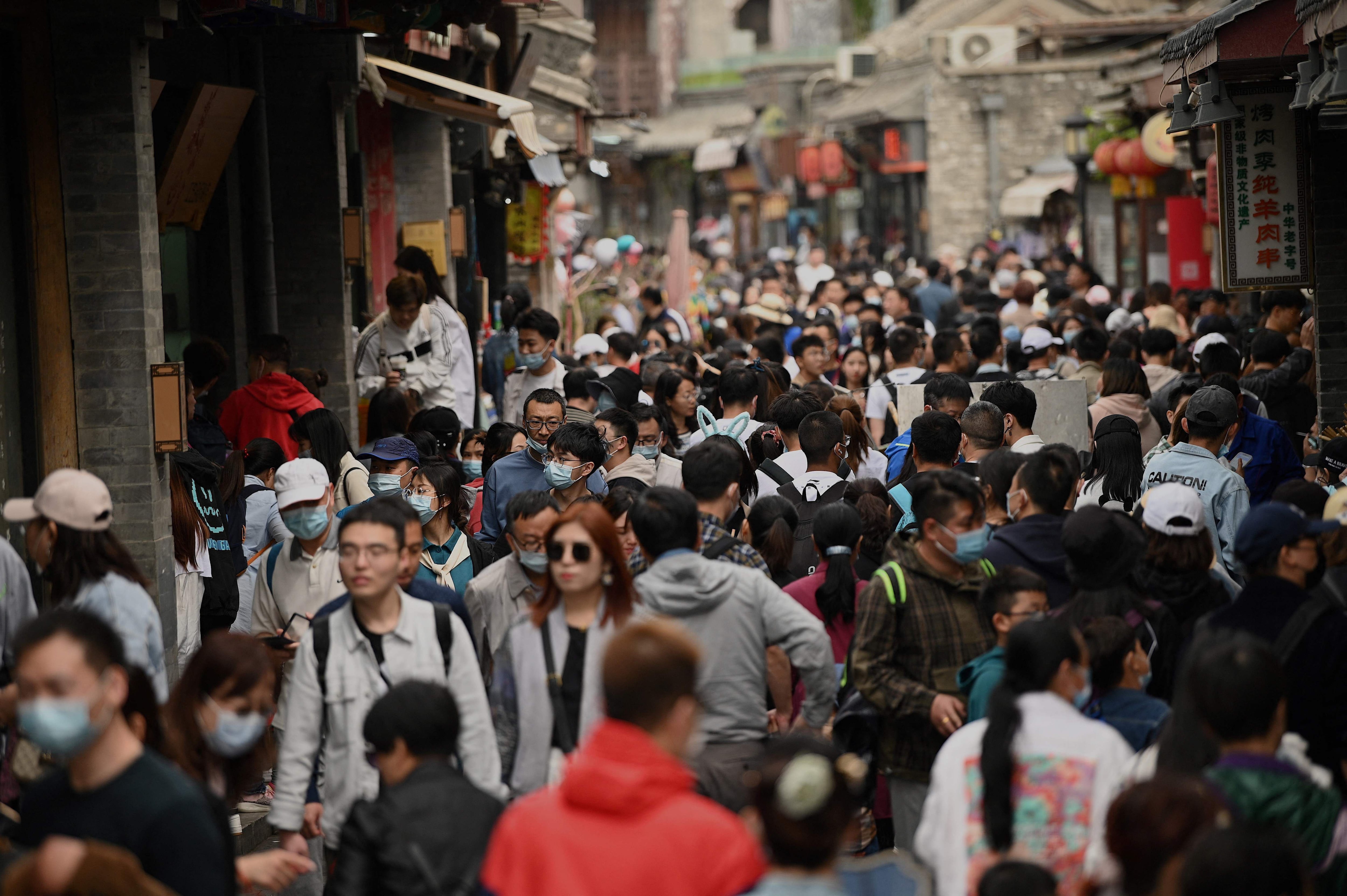 Sitios turísticos de China se llenan de gente sin mascarilla en feriado de cinco días