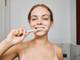 Cepillarse mucho los dientes puede desgastar el esmalte y provocar la retracción de las encías ¿cuánto es demasiado?