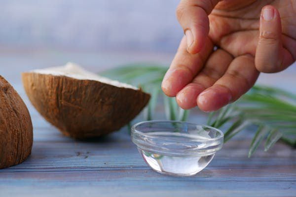 Se extrae de la semilla de cocos maduros y se puede encontrar refinado, blanqueado y desodorizado.