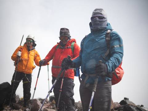 Tres científicos ecuatorianos vigilan el cambio climático desde una estación meteorológica en un glaciar