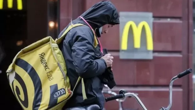McDonald's fue una de las multinacionales que suspendió actividades en Rusia tras las sanciones.