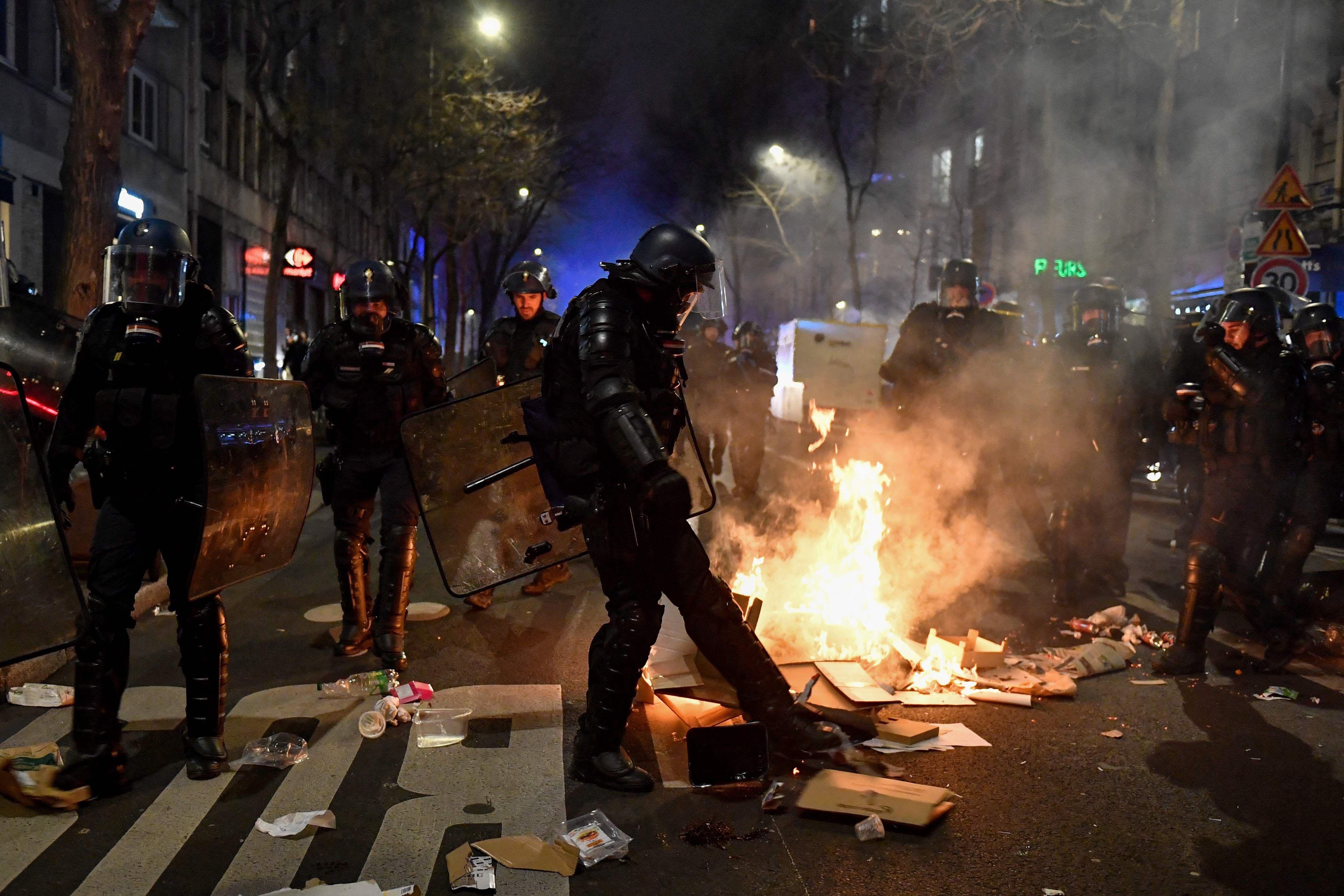 En toda Francia estallaron nuevas protestas en la última muestra de oposición popular al proyecto de ley de reforma de pensiones desde mediados de enero.