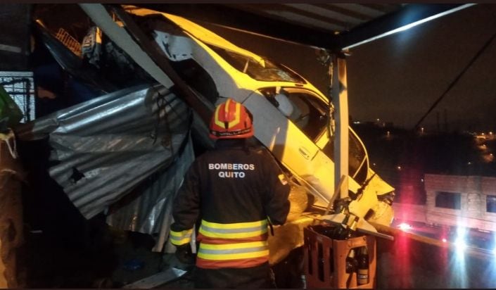 Un carro cayó sobre el techo de una casa en el sur de Quito 