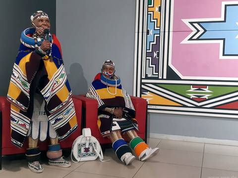 Artista sudafricana Esther Mahlangu expone su cultura en colecciones de celebridades y museos relevantes