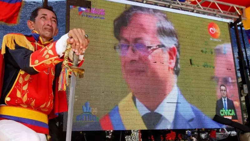 Un hombre vestido de Simón Bolívar expresa su emoción junto a una de las pantallas dispuestas en Bogotá para ver en directo la instauración de Gustavo Petro. Getty Images