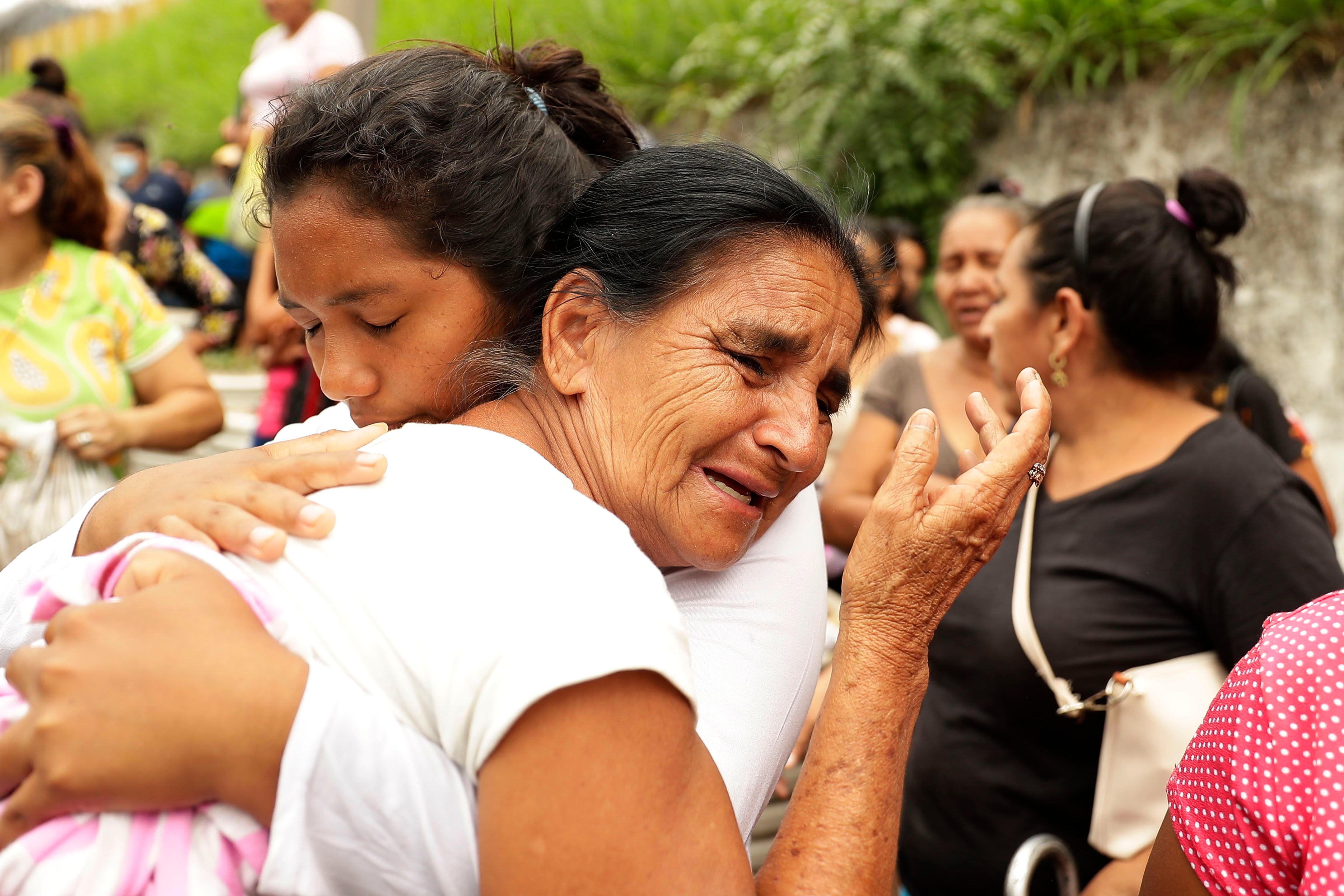 Una mujer llora al no saber información de su hijo detenido, a las afueras del Centro Penal La Esperanza, el 20 de mayo de 2022, en San Salvador (El Salvador). EFE/Rodrigo Sura 