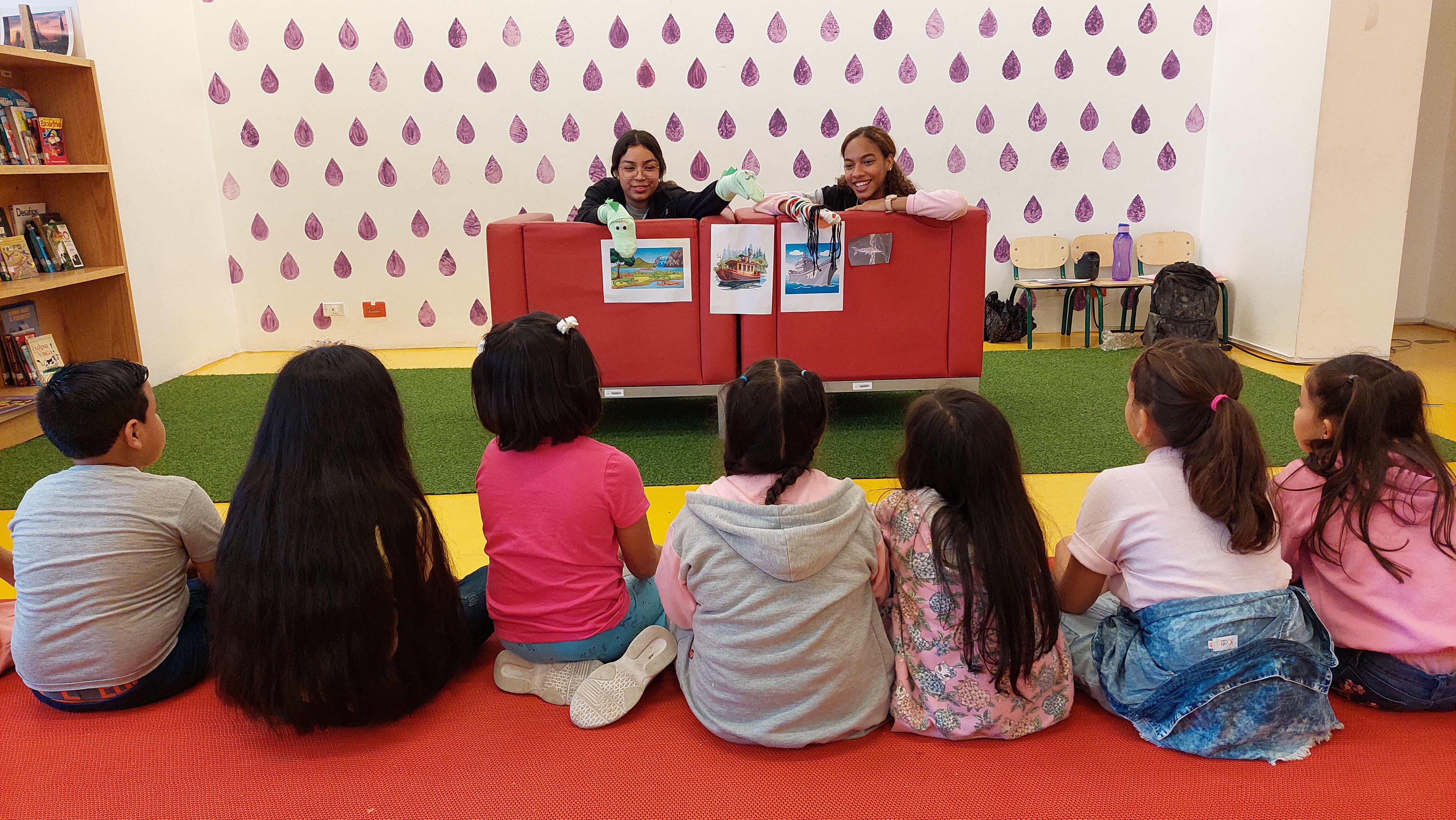 En la Sala Ría de la Biblioteca de las Artes se ofrecen algunas actividades para los niños de manera gratuita. Foto Carlos Barros/El Universo.