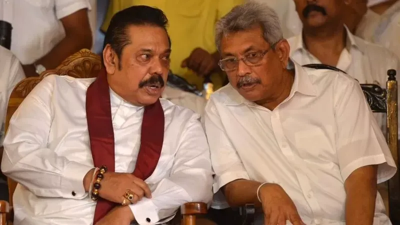 Los hermanos e Mahinda (izq.) y Gotabaya Rajapaksa gobernaron el país durante 20 años. Getty Images