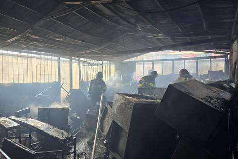 Bomberos sofocaron incendio en un colegio del sur de Quito