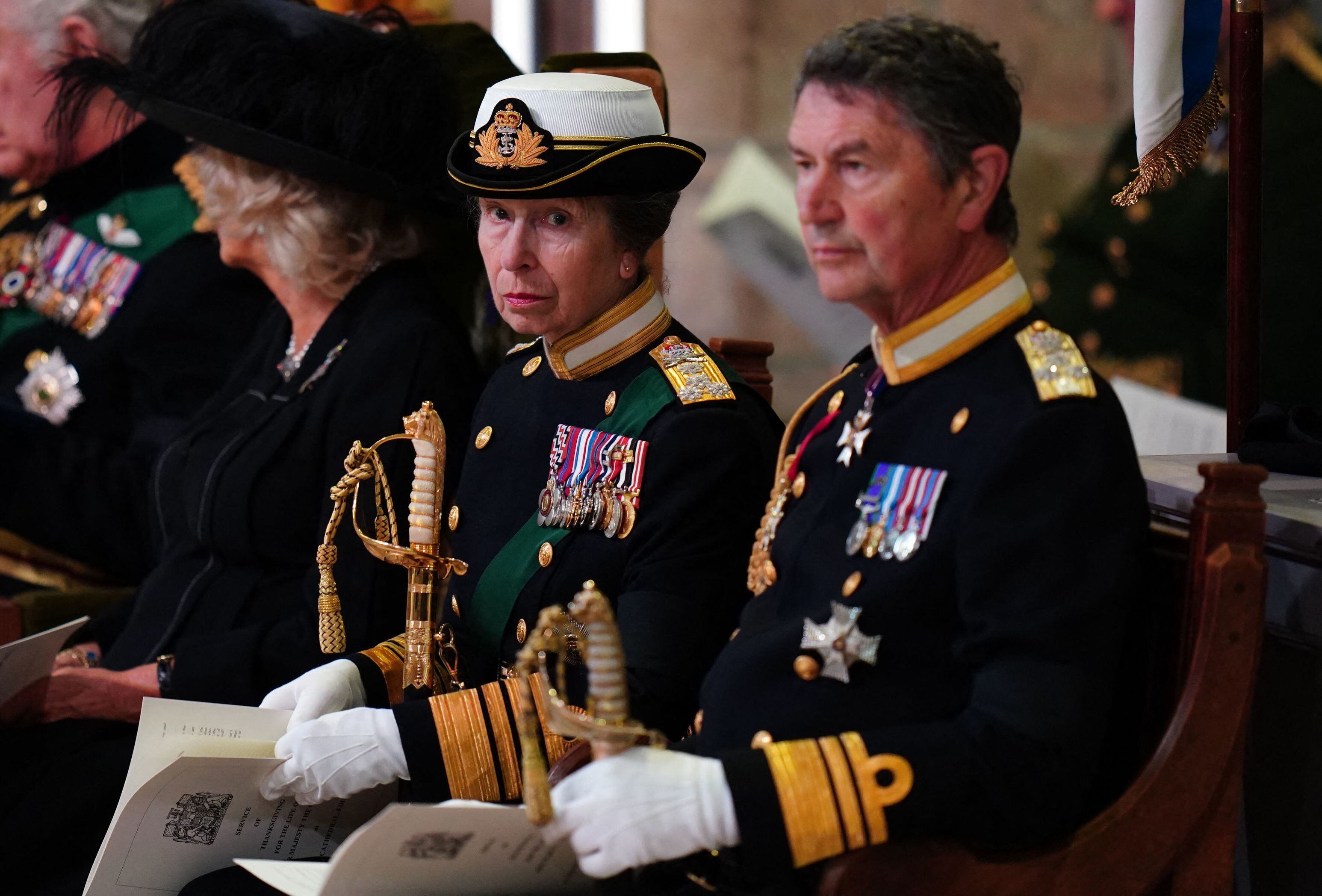 La Princesa Ana de Gran Bretaña, la Princesa Real (C) y el Vicealmirante Timothy Laurence (R) asisten a un Servicio de Acción de Gracias por la vida de la Reina Isabel II de Gran Bretaña en la Catedral de St Giles, en Edimburgo, el 12 de septiembre de 2022.