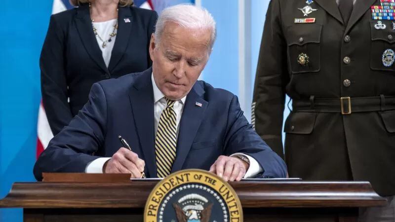 Biden firmó un paquete de ayuda militar para Ucrania por US$800 millones el miércoles 16 de marzo. GETTY IMAGES