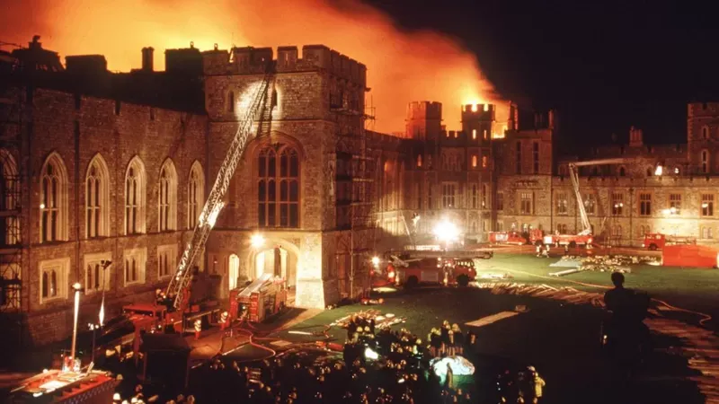 En 1992 un voraz incendió redujo a cenizas una parte importante del Castillo de Windsor, residencia de la reina. AFP