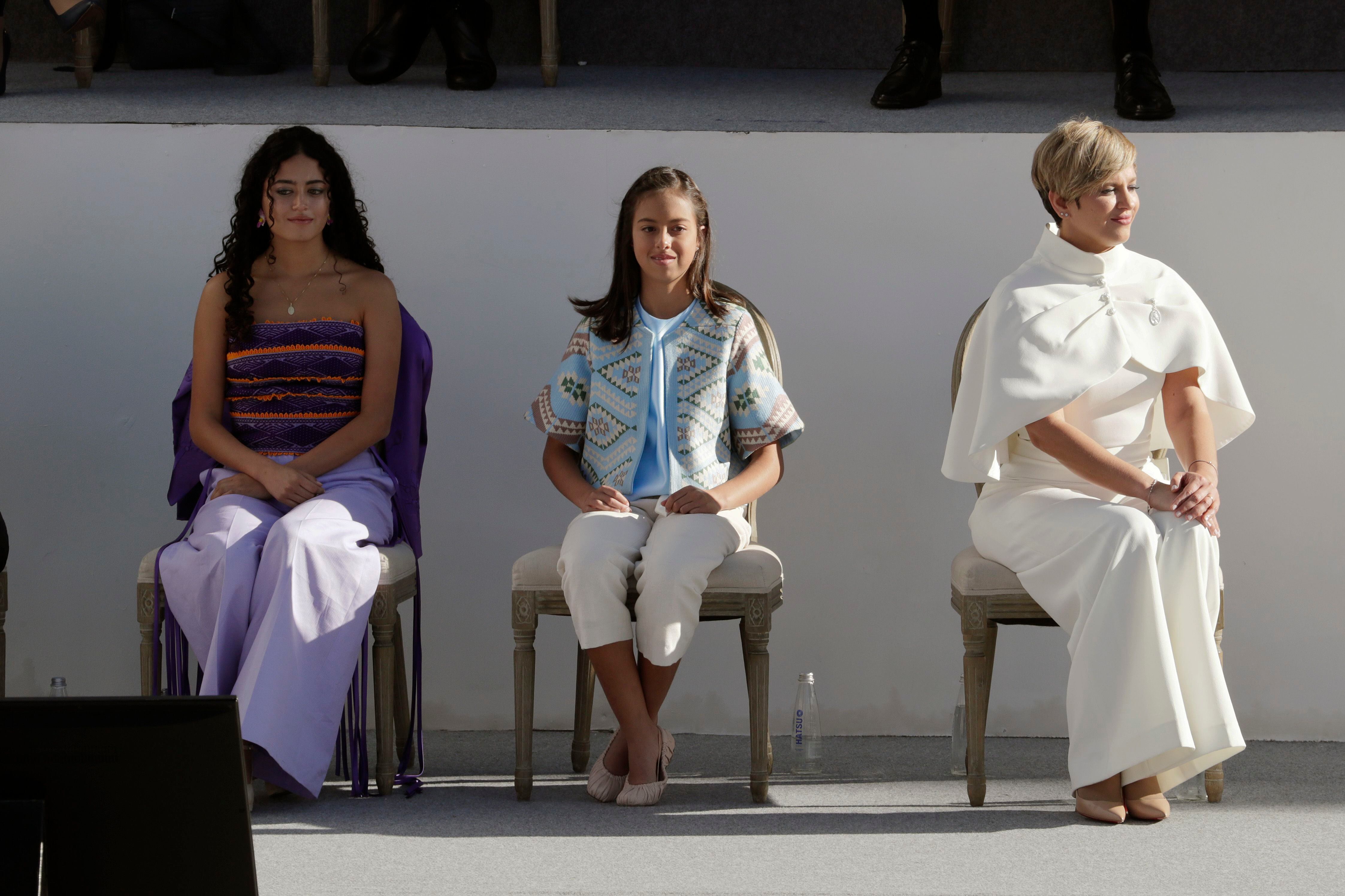 La primera dama Verónica Alcocer (d), acompañada de sus dos hijas, es vista durante la ceremonia de investidura del presidente Gustavo Petro hoy, en la Plaza Bolívar de Bogotá (Colombia). EFE/ Carlos Ortega 