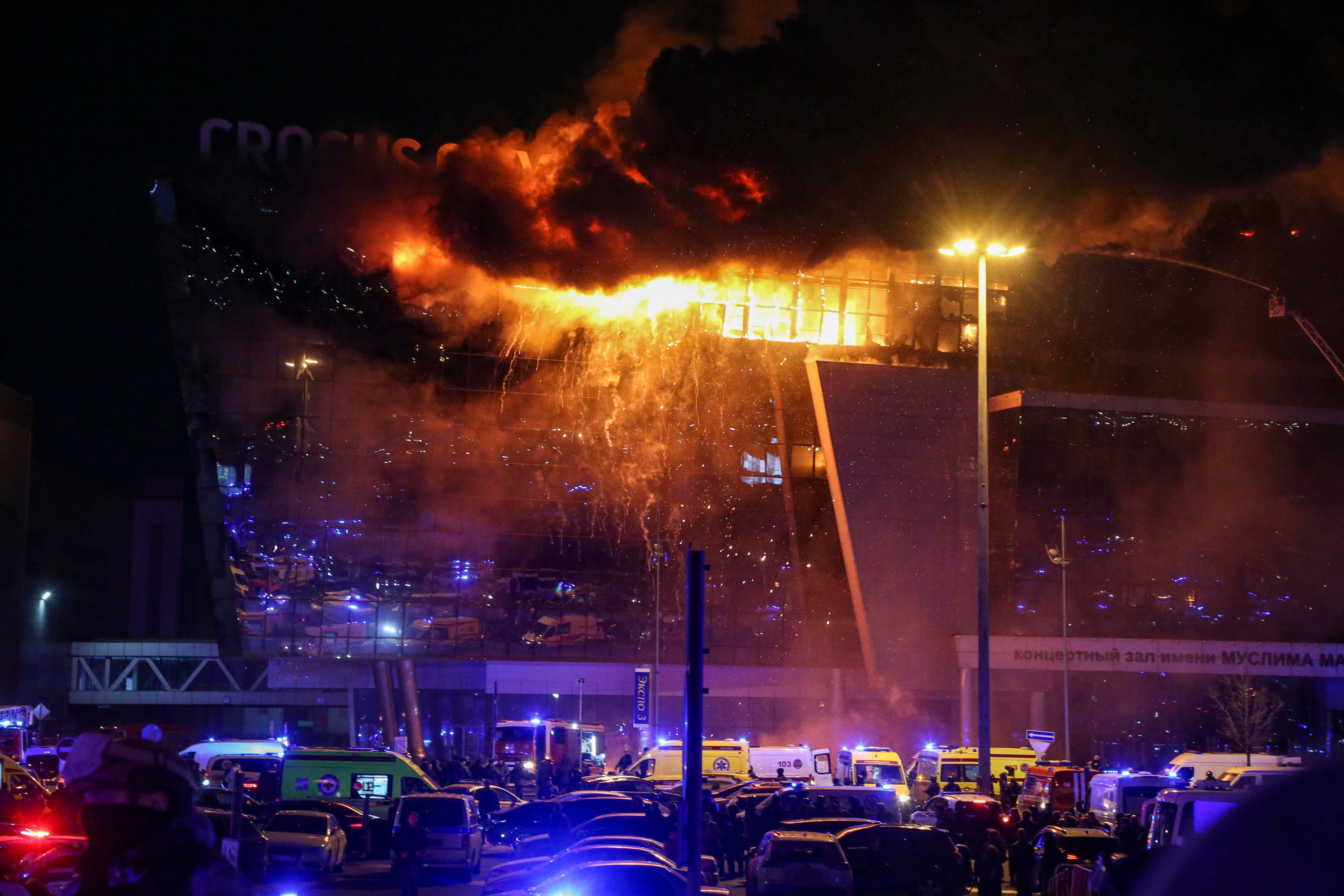El fuego se eleva sobre la sala de conciertos del Crocus City Hall en llamas después de un tiroteo en Krasnogorsk, en las afueras de Moscú, Rusia, el 22 de marzo de 2024.
