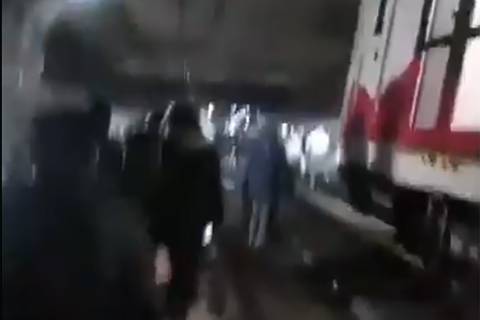 Pasajeros caminaron dentro del túnel del Metro de Quito por apagón a nivel nacional 