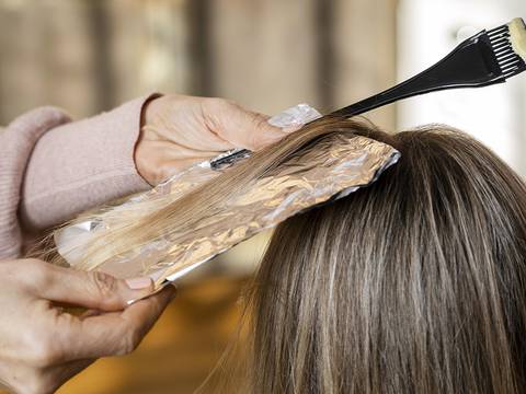 Hojas de nogal para oscurecer el cabello: Así se prepara este tinte natural que también promueve el crecimiento capilar
