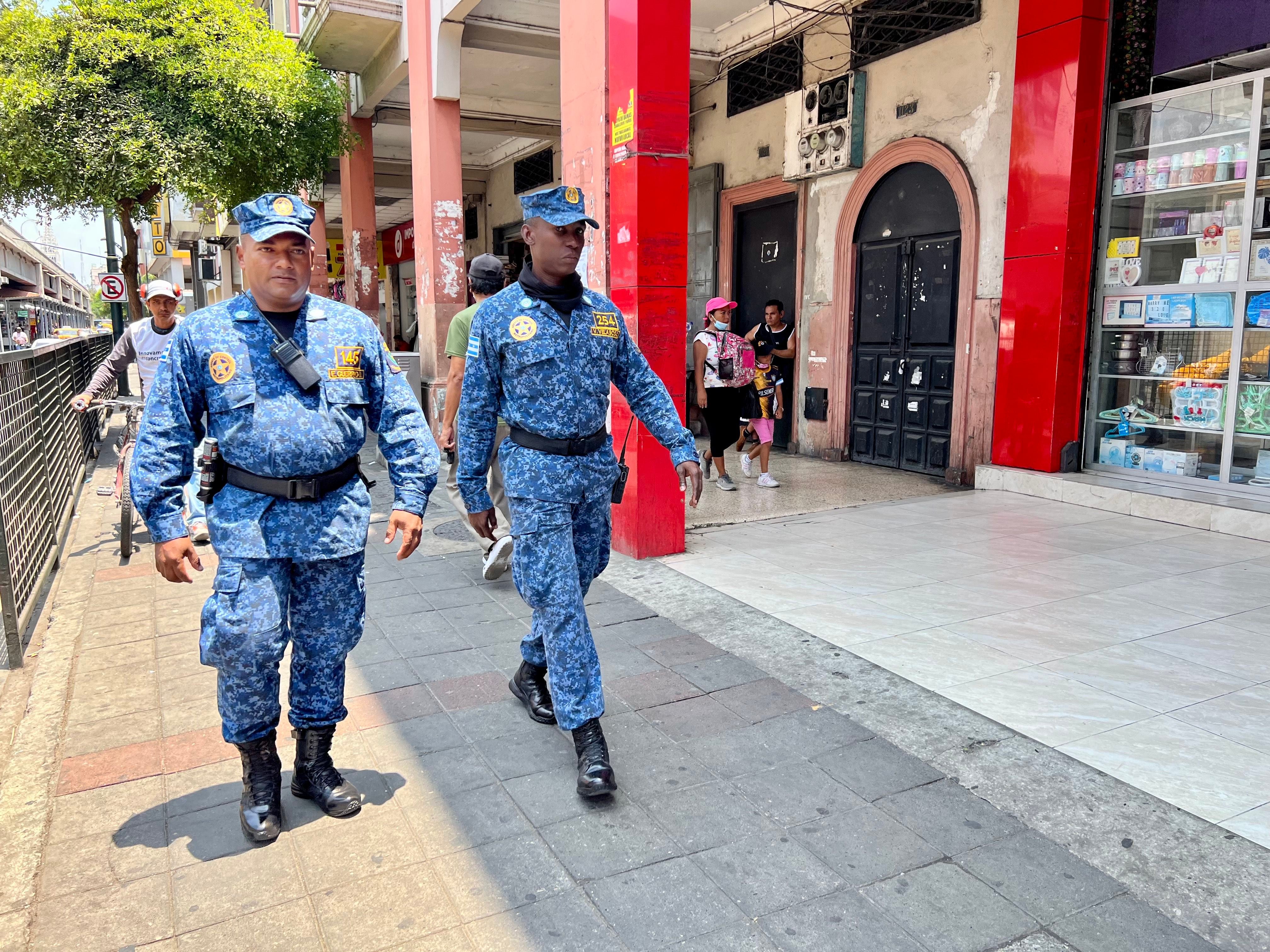 Una policía ciudadana que no ‘persiga’ a comerciantes y ayude a prevenir el delito, el cambio que planea Aquiles Álvarez en Guayaquil 